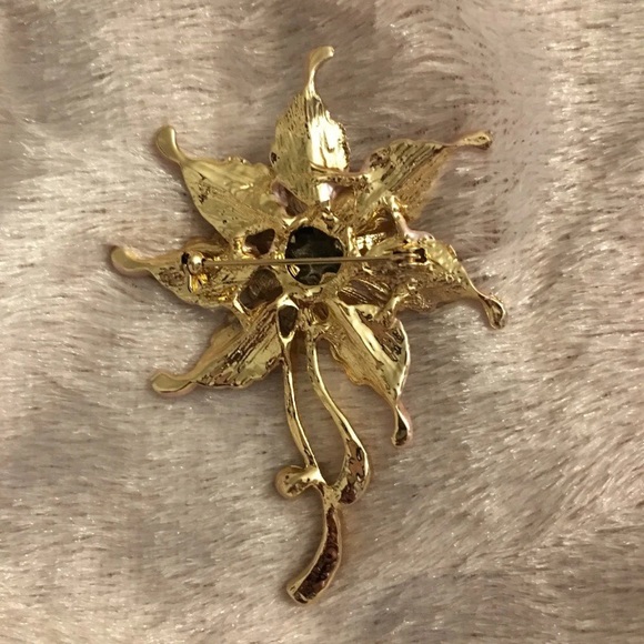 ♦️SOLD♦️ Gold-Tone Flower Broach - Picture 3 of 4